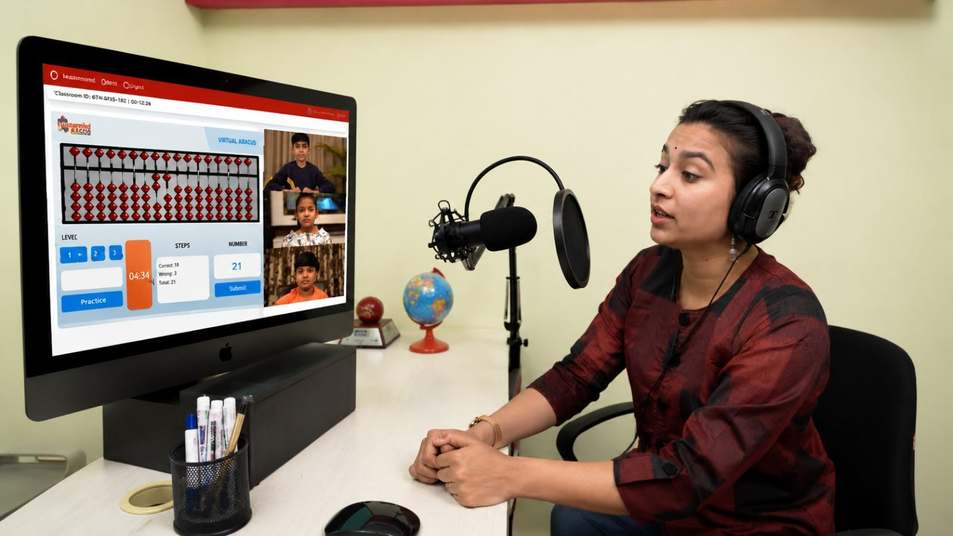 Mastermind Abacus trainer teaching a live online class