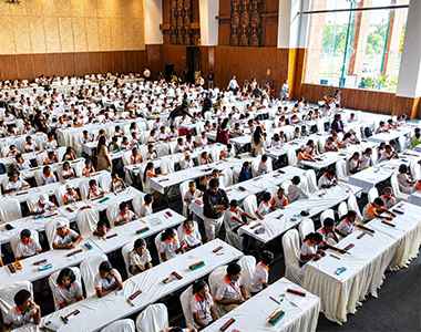 Overhead view of hundreds of students seated at a Mastermind Abacus National competition